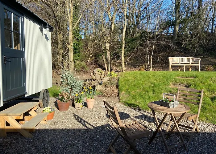 Peaceful Shepherd\'S Hut In Beautiful Countryside.