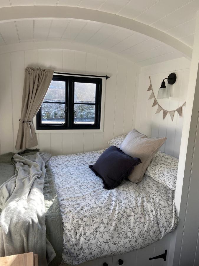 Peaceful Shepherd's Hut In Beautiful Countryside.