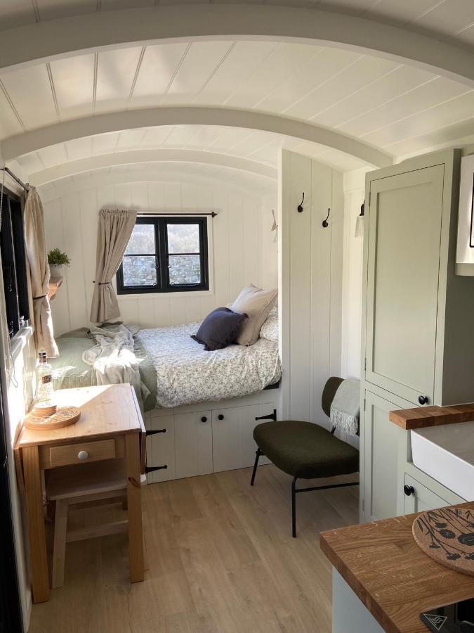 Peaceful Shepherd's Hut In Beautiful Countryside.